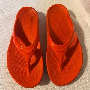 OOFOS Women's OOlala Luxe Sandals Orange W8 EU39